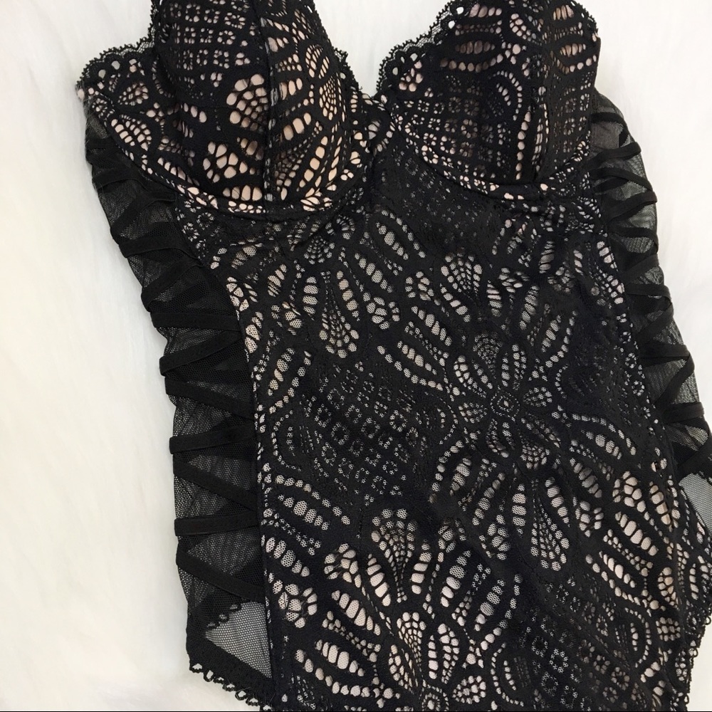 VS 😍Gorgeous Lace-Up Lace Bodysuit - Picture 4 of 8